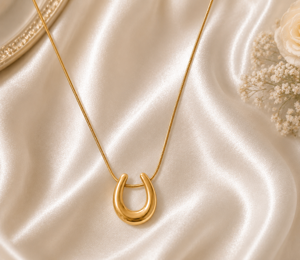 Élodie Horseshoe Necklace