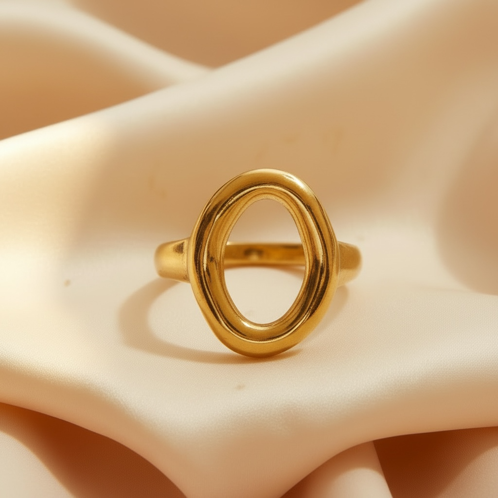 The Élise Oval Ring